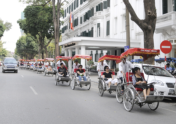 Du khách tham quan Hà Nội